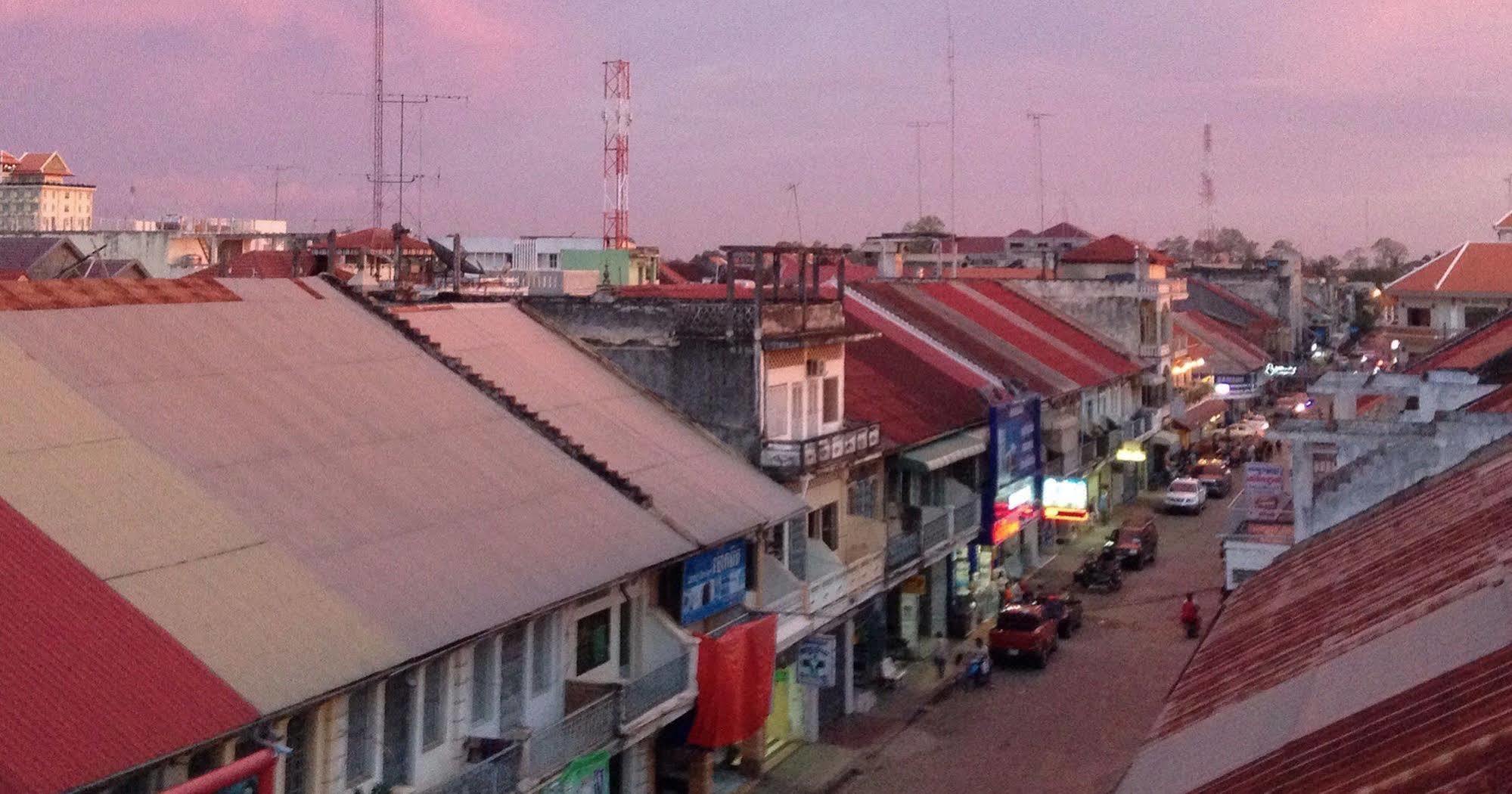 Bric-A-Brac Hotel Battambang Exterior photo